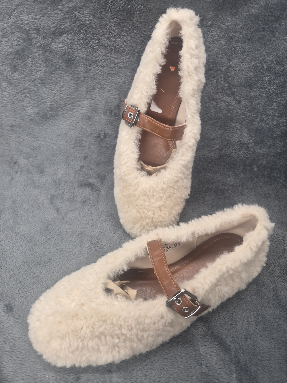 H &M Cream Mary Jane Flatsultra Cozzy Fluffy Almond Toes Faux Leather Size 7